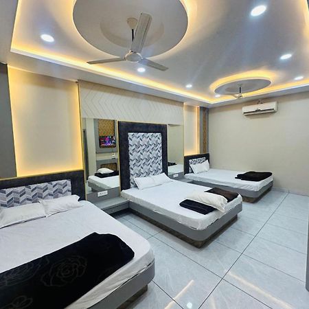 Hotel Om Shree Palace , Near Railway Station And Mahakal Lok 乌贾因 外观 照片