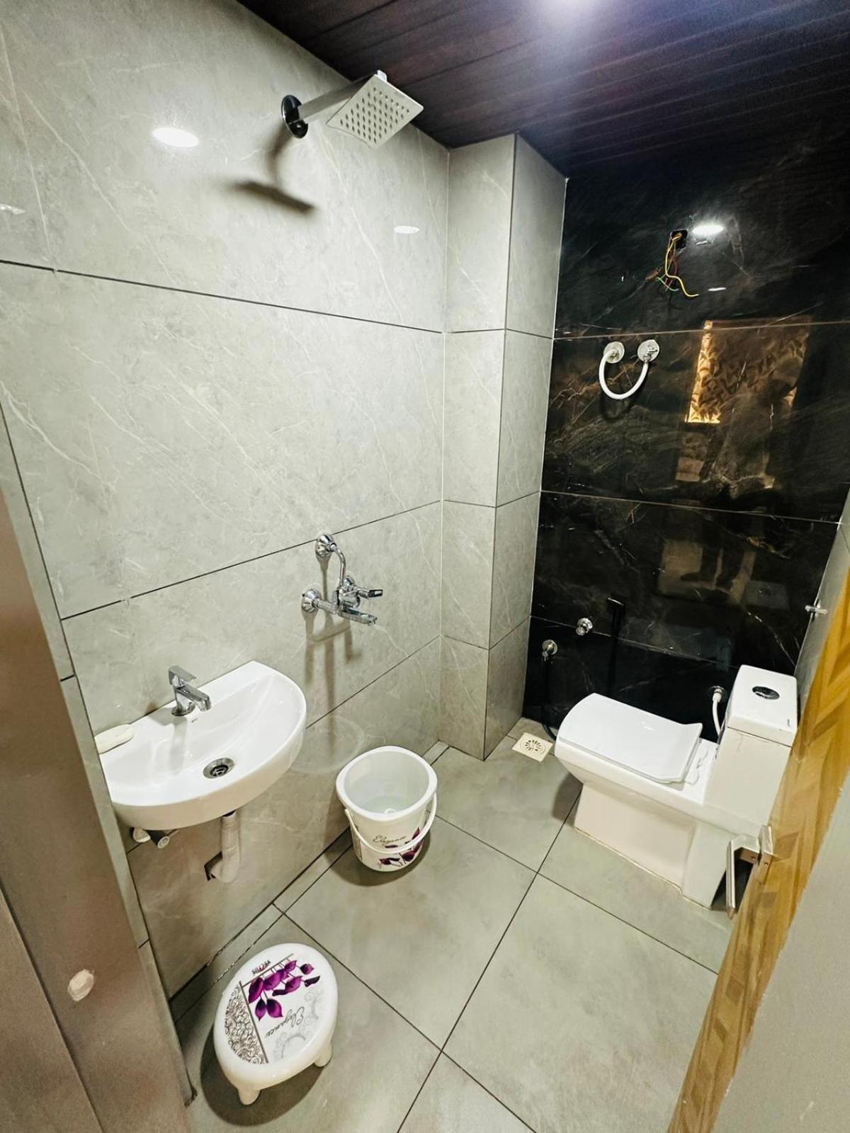 Hotel Om Shree Palace , Near Railway Station And Mahakal Lok 乌贾因 外观 照片