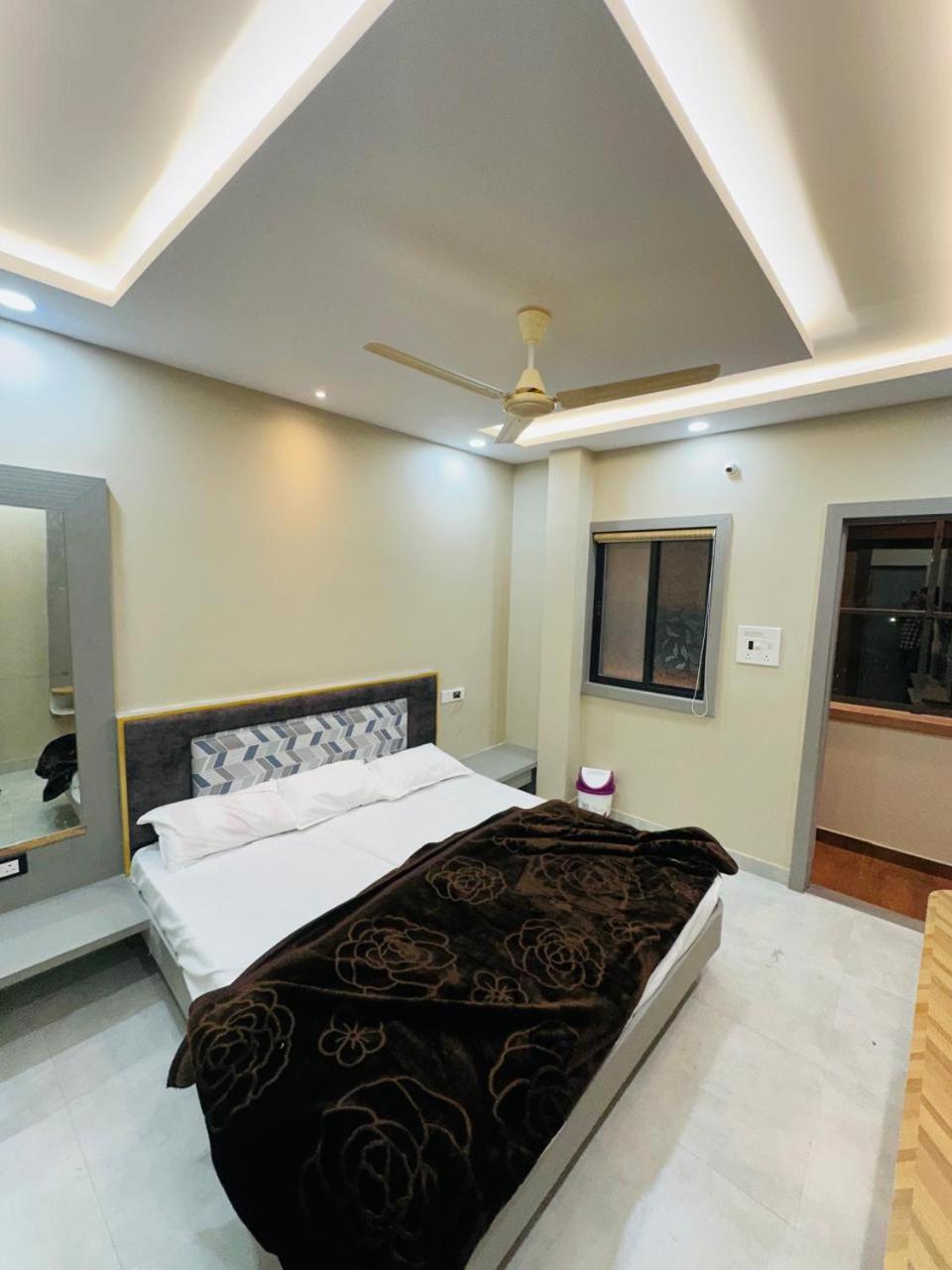 Hotel Om Shree Palace , Near Railway Station And Mahakal Lok 乌贾因 外观 照片